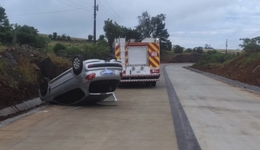Carro sai da pista, capota e motorista fica ferido na SC-305