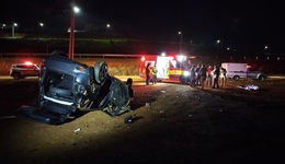 Carro capota e homem morre em acidente