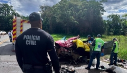 Homem morre em colisão frontal entre carro e carreta na BR-282