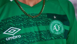 Umbro e Chapecoense lançam novos uniformes com homenagem à Arena Condá