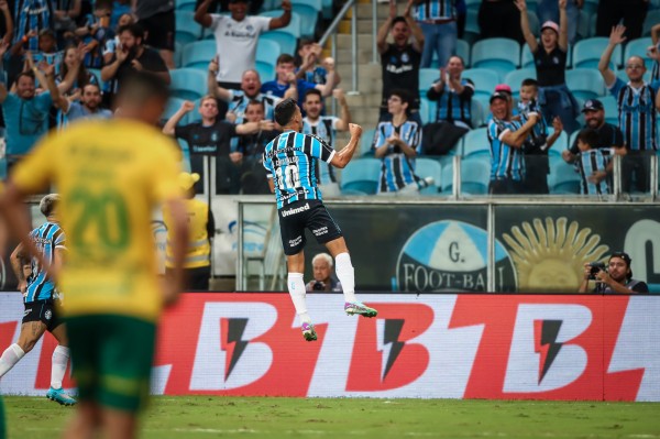 Cristaldo marca gol "sem querer", e Grêmio vence o Cuiabá na Arena