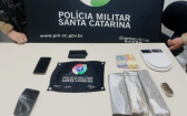 Polícia Militar prende dois homens por tráfico de drogas
