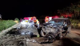 Colisão de dois veículos de passeio deixa dois mortos