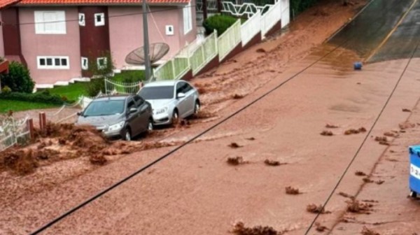 Forte enxurrada deixa ruas de Vargeão e Ponte Serrada tomadas pela água