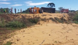 Tombamento de carreta é registrado na SC-163 em São João do Oeste