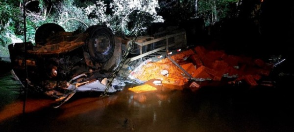 Pai, mãe e filha morrem em tombamento de caminhão dentro de riacho no Oeste de SC