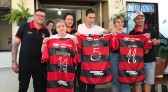 Camisetas oficiais do Flamengo são entregues a APAE de Maravilha