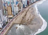 Vídeo acelerado mostra obra de alargamento de praia em Balneário Camboriú