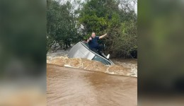 Homem é resgatado ao ficar preso em teto de carro por 12 horas em enchente no RS