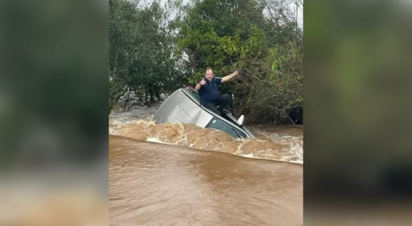 Homem é resgatado ao ficar preso em teto de carro por 12 horas em enchente no RS