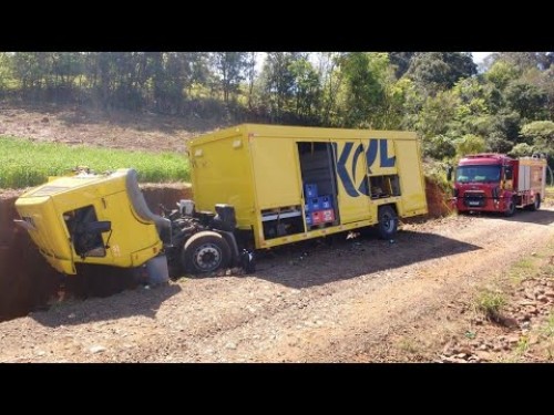 Falha nos freios causa acidente com caminhão no interior de Pinhalzinho