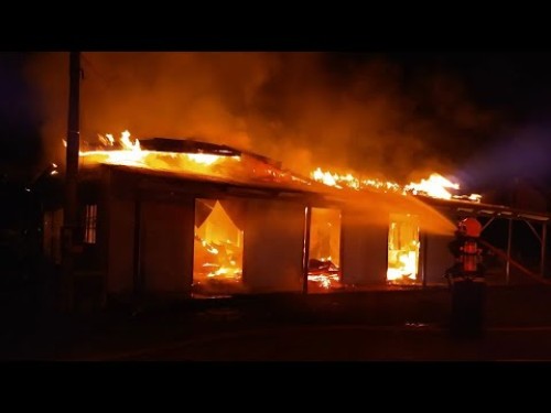 Residência é destruída por incêndio no interior de Riqueza