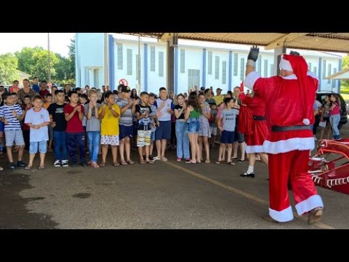 Encerramento do ano letivo com a presença do Papai Noel reúne 400 crianças